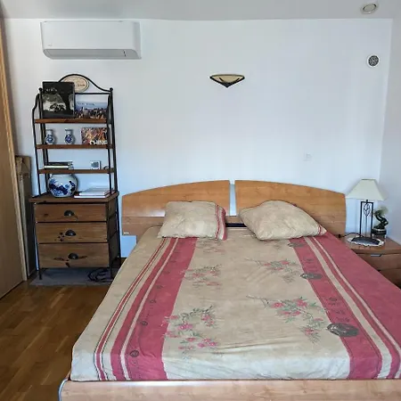 Prive Attenant De La Maison Principale